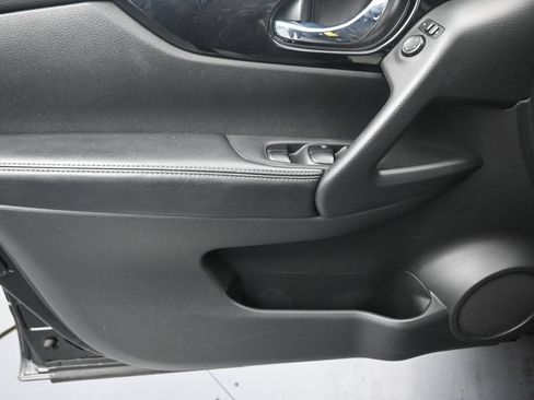 Used 2018 Nissan Rogue Sport SV w/ SV Technology Package AWD/4WD image 11