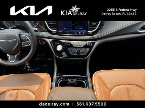 Used 2023 Chrysler Pacifica Pinnacle FWD image 14