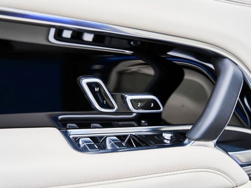 Used 2025 Land Rover Range Rover Long Wheelbase SE image 32