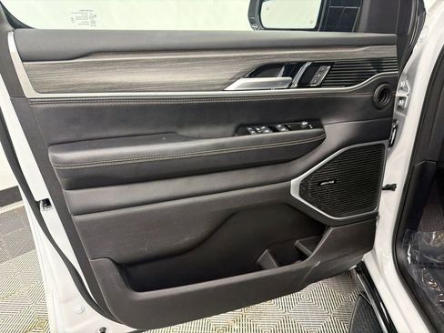 Used 2024 Jeep Wagoneer L Series II w/ Flexible Seating Group RWD image 11