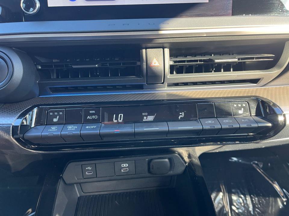 Used 2025 Toyota Prius XLE FWD image 18