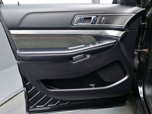 Used 2019 Ford Explorer XLT w/ Equipment Group 202A image 10