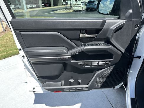 Certified 2025 Toyota Tacoma TRD Off-Road AWD/4WD image 14