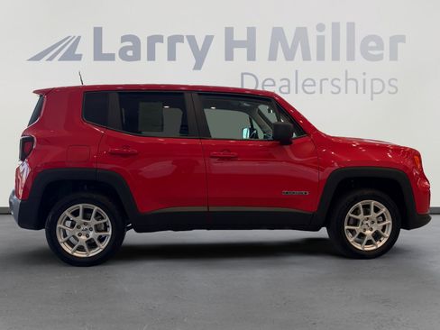 Used 2023 Jeep Renegade Latitude AWD/4WD image 6