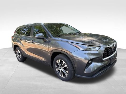 Used 2025 Toyota Highlander XLE FWD image 8