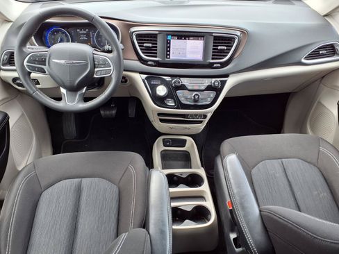 Used 2022 Chrysler Voyager LX FWD image 17