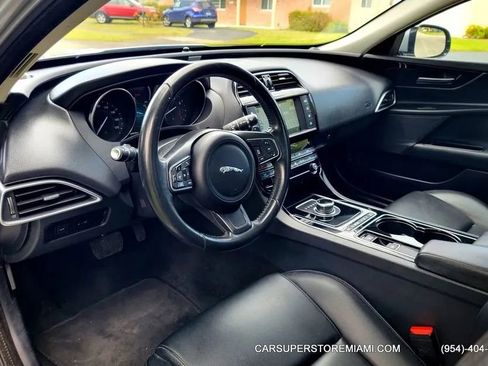 Used 2017 Jaguar XE image 9
