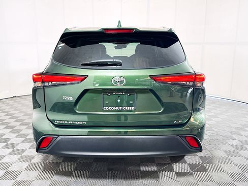 Used 2023 Toyota Highlander XLE FWD image 4