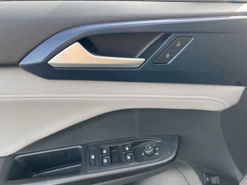 Used 2024 Volkswagen Taos SE image 8