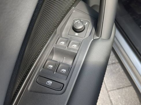 New 2026 Volkswagen Tiguan SE FWD image 18