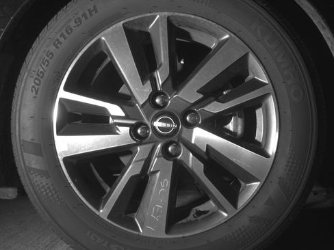 Used 2025 Nissan Versa SV image 13