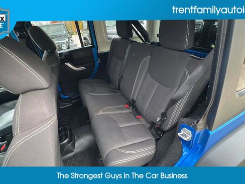 Used 2015 Jeep Wrangler Unlimited Rubicon w/ Connectivity Group image 34