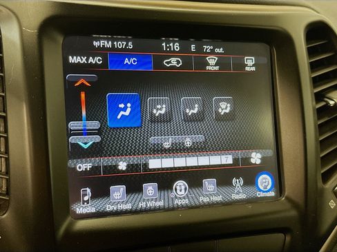 Used 2016 Jeep Cherokee Latitude w/ Cold Weather Group AWD/4WD image 23