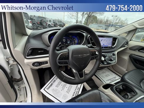 Used 2022 Chrysler Pacifica Touring-L image 10