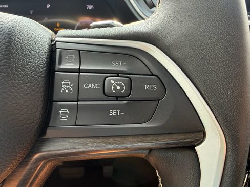 Used 2023 Jeep Grand Cherokee Limited AWD/4WD image 17