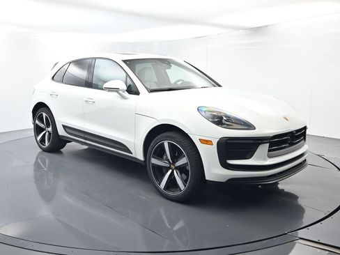 Certified 2025 Porsche Macan AWD/4WD image 17