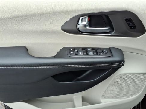 Certified 2024 Chrysler Pacifica Touring-L FWD image 6