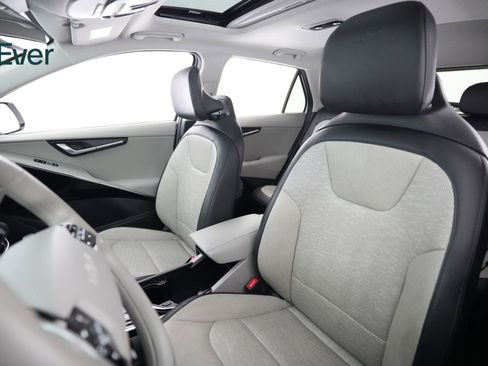 Used 2023 Kia Niro Wave w/ Wave Preserve Package FWD image 4