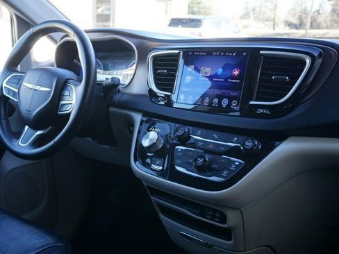 Used 2017 Chrysler Pacifica Touring-L w/ Tire & Wheel Group image 33