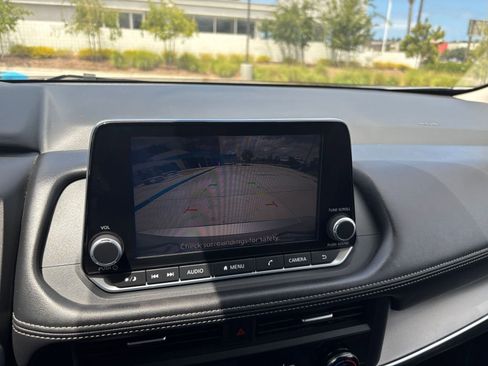 Used 2025 Nissan Rogue SV FWD image 25