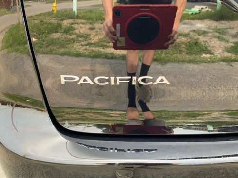 Used 2024 Chrysler Pacifica Touring-L FWD image 24