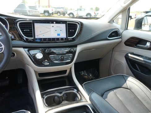 Used 2023 Chrysler Pacifica Limited FWD image 20