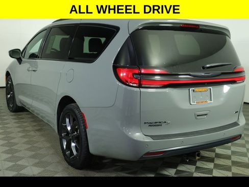 Used 2023 Chrysler Pacifica Touring-L w/ Uconnect Theater Family Group AWD/4WD image 4