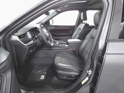 New 2025 Jeep Grand Cherokee L Altitude image 9