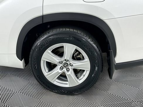 Used 2023 Toyota Highlander L AWD/4WD image 29