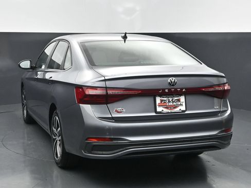 Used 2026 Volkswagen Jetta SE FWD image 4