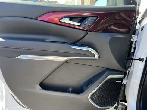 Used 2025 Chevrolet Traverse RS image 8