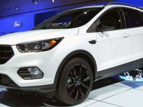 Used 2017 Ford Escape Titanium image 1