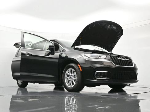 Certified 2023 Chrysler Pacifica Touring-L FWD image 51