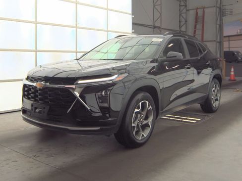 Used 2025 Chevrolet Trax LT FWD image 1