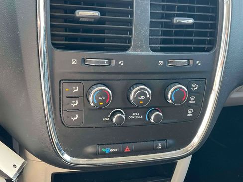 Used 2018 Dodge Grand Caravan SE w/ UConnect Hands-Free Group FWD image 14