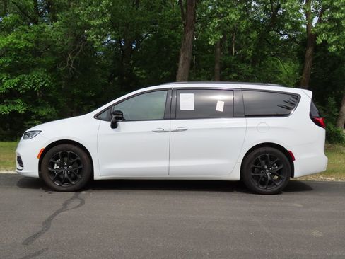 Used 2025 Chrysler Pacifica Limited FWD image 7
