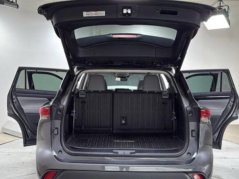 Used 2020 Toyota Highlander XLE image 16