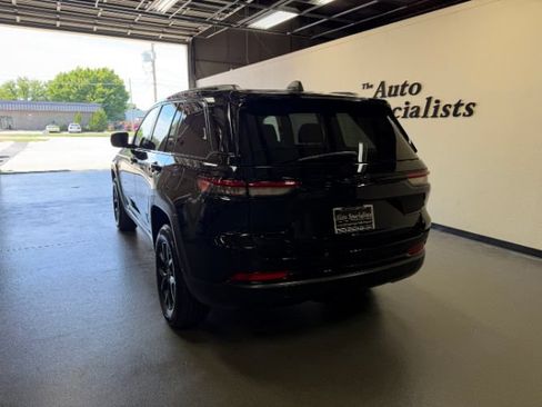 Used 2024 Jeep Grand Cherokee Altitude AWD/4WD image 3