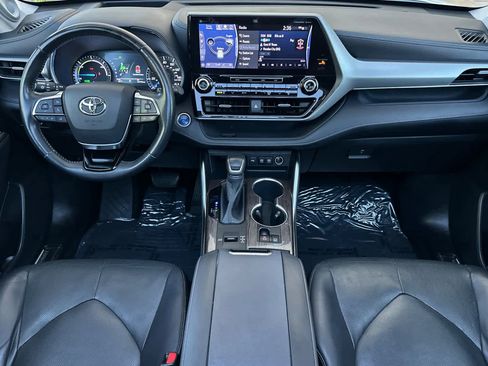 Used 2020 Toyota Highlander Platinum AWD/4WD image 3