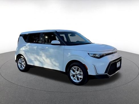 Used 2025 Kia Soul LX w/ LX Technology Package image 2