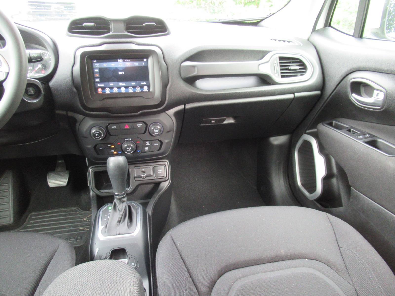 Used 2019 Jeep Renegade Latitude FWD image 14