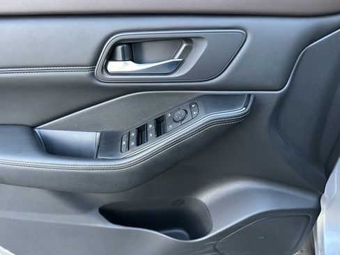 Used 2022 Nissan Rogue SV w/ SV Premium Package image 23