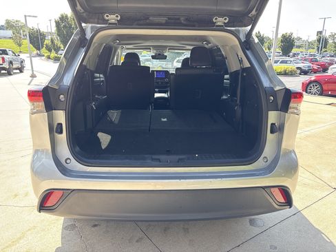 Used 2024 Toyota Highlander XLE AWD/4WD image 31
