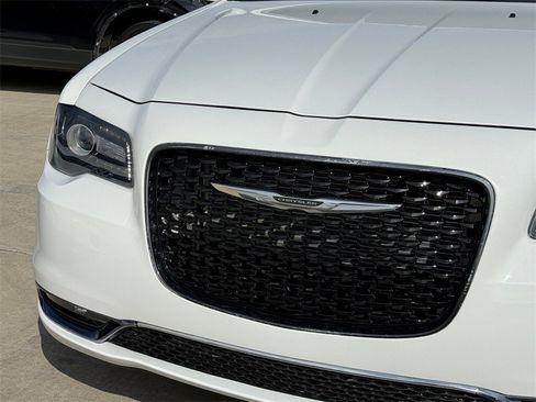 Used 2019 Chrysler 300 S image 5