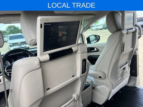 Used 2018 Chrysler Pacifica Touring-L Plus w/ Advanced Safetytec Group FWD image 13