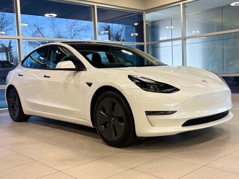 Used 2023 Tesla Model 3 Standard Range image 4