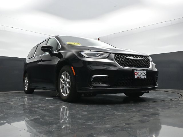 Used 2024 Chrysler Pacifica Touring-L FWD image 43