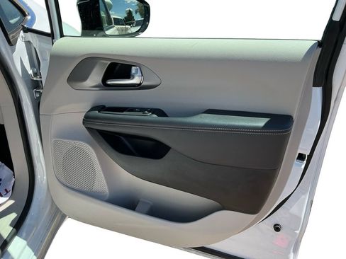 Used 2024 Chrysler Pacifica Touring-L FWD image 16