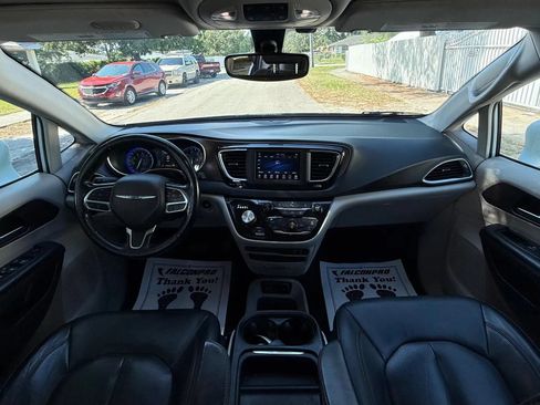 Used 2019 Chrysler Pacifica Touring-L FWD image 13