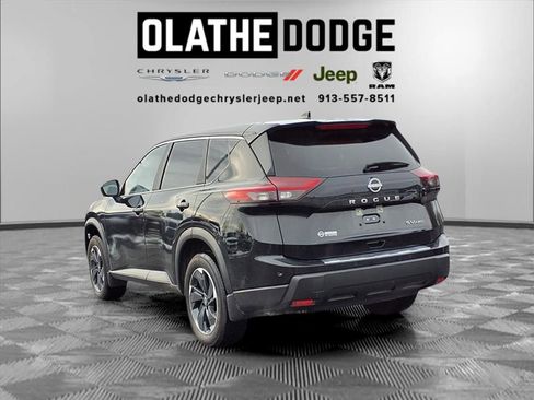 Used 2024 Nissan Rogue SV image 3